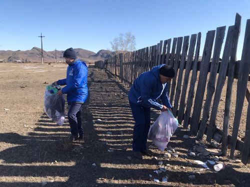 Субботник в Тээли. Жители Тувы активно подключаются к весенней уборке