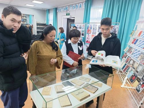 В Национальной библиотеке Тувы прошло торжественное открытие выставки «Конституция – основа избирательной системы»