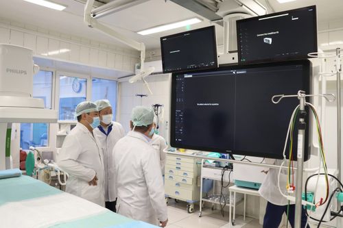 Министр здравоохранения Тувы Анатолий Югай встретился с коллективом Ресбольницы