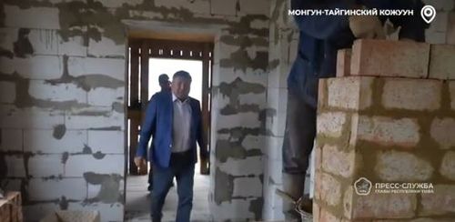 Владислав Ховалыг проверил строительство соцобъектов в Мугур-Аксы