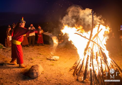 Открытие симпозиума «Хоомей – феномен культуры народов Центральной Азии» продолжилось костром дружбы