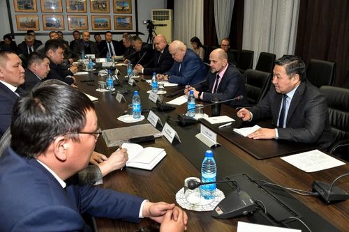 Тываның Баштыңы муниципалитеттер удуртукчулары-биле ужуражылгада кылыр ажылдың кол угланыышкыннарын айыткан