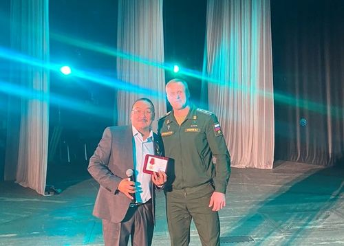 Народный хоомейжи награжден военным комиссариатом Тувы