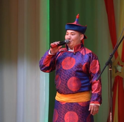 Владислав Ховалыг поздравил жителей Тувы с Днем Хөөмея