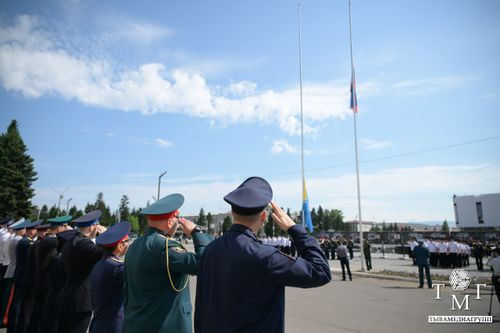 В День России в Туве подняли государственные флаги и вручили первые паспорта юным гражданам