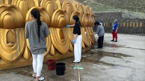 В Туве провели уборку территории и очистку статуи Будды