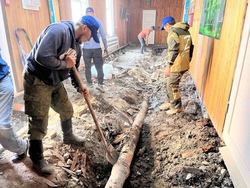 Активисты проекта «Старшее поколение» Единой России обратились к молодогвардейцам за помощью в реконструкции полового покрытия в здании Общества инвал