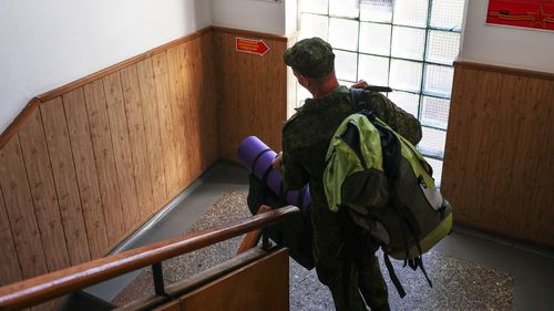 В правительстве РФ уточнили, могут ли мобилизованные брать с собой лекарства, еду и сотовый телефон