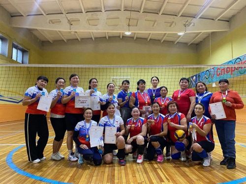 В Кызыле состоялся волейбольный турнир в честь Дня матери