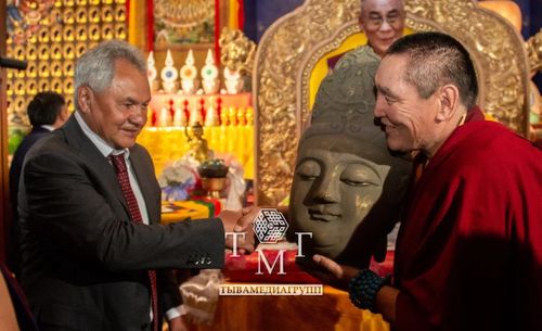 Сергей Шойгу преподнес монастырю «Тубтен Шедруб Линг» древнюю скульптуру Будды