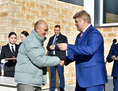 В Кызыле прошла торжественная церемония вручения ключей новосёлам в микрорайоне Столичный