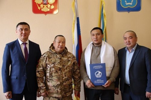 Демобилизованным участникам спецоперации из Тувы вручили благодарности председателя Верховного Хурала (парламента) Республики Тыва