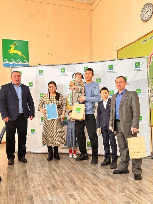 Двум молодым семьям из Пий-Хемского района вручили жилищные сертификаты