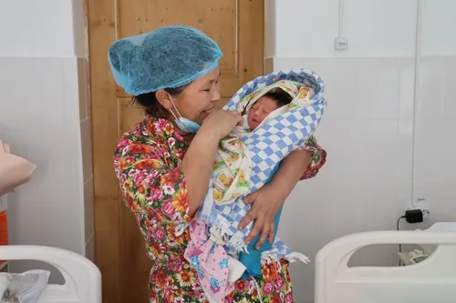 Первого ребенка Тувы 2023 года доставили с мамой в Кызыл