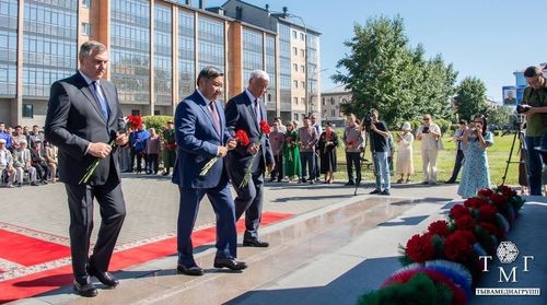 В Кызыле возложили цветы к памятнику Буяна-Бадыргы