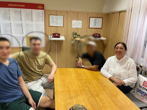 Военнослужащим из Тувы, проходящим лечение в Москве, передали тувинские блюда