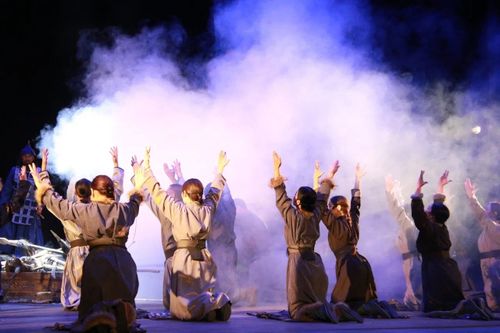 "Модэ. Элдиң эгези" деп чаа шиини аалчылар улуг сонуургал-биле көрген