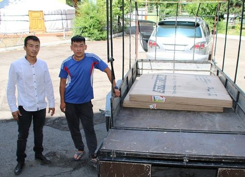 Нарын суурнуң аныяктарынче теннис столдарын чоруткан