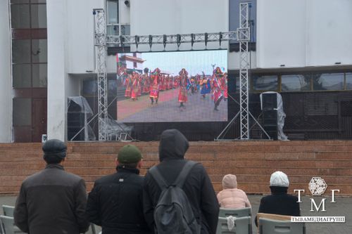 В эти минуты на площади Арата идет прямая трансляция открытия храма «Тубтен Шедруб Линг»