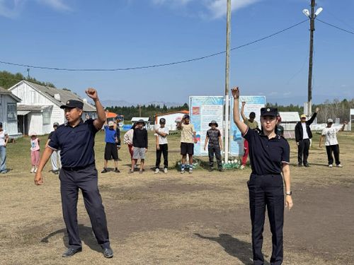 В Туве полицейские провели урок физподготовки для детей в лагере «Чодураа»