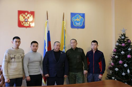 Депутаты Верховного Хурала Тувы поддержали выпускников военных училищ