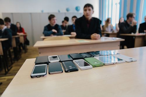 ГД приняла закон об ограничении использования мобильников в школах