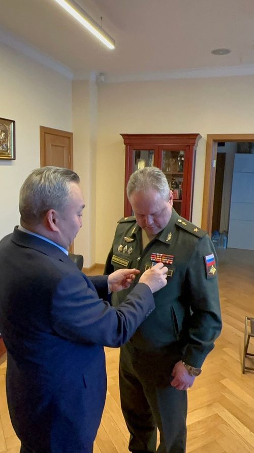 Чечен Чоксум вручил медаль «За заслуги перед Республикой Тыва» начальнику госпиталя им. А. А. Вишневского Александру Есипову