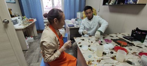 Подопечные Дерзиг-Аксынского интерната делают национальные украшения