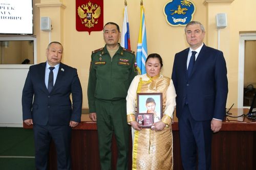 В Верховном Хурале Тувы вручили награды семьям погибших участников СВО