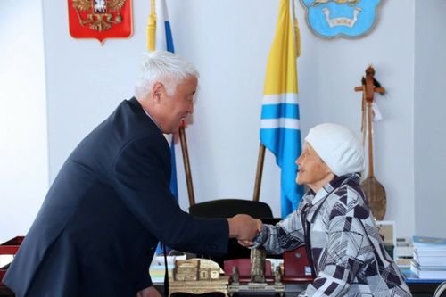 Председатель Верховного Хурала, первый заместитель секретаря РО Партии Кан-оол Даваа провел прием граждан