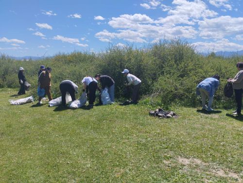 В Бай-Тайгинском районе в рамках акции «Вода России» жители убрали мусор с берега реки Хемчик