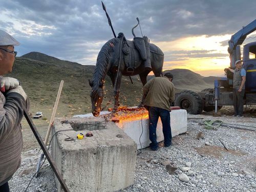 В Улуг-Хемском районе установили бронзовые скульптуры