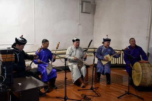 «Чоннуң сүлдези» төлевилелдиң идепкейжилери хоругдалда кижилер-биле ужурашкан