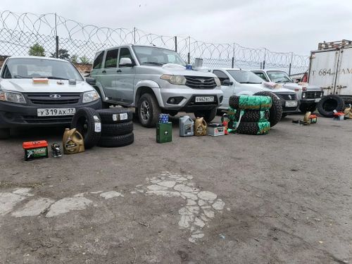 Сотрудники УФСИН Тувы готовят четыре автомобиля к отправке в зону СВО