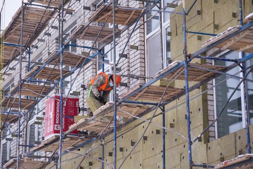 Путин заявил, что власти России выделят более 400 млрд рублей на программы капремонта школ и детских садов.