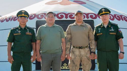 Глава Тувы поздравил военнослужащих мотострелковых войск с праздником
