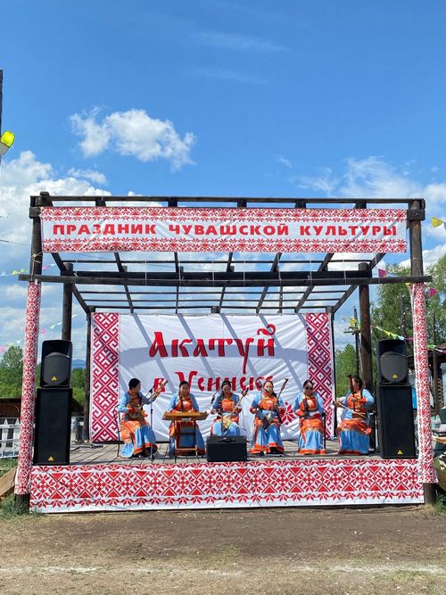 Фольклорный ансамбль «Тыва кызы» выступил на сцене Верхнеусинска Красноярского края