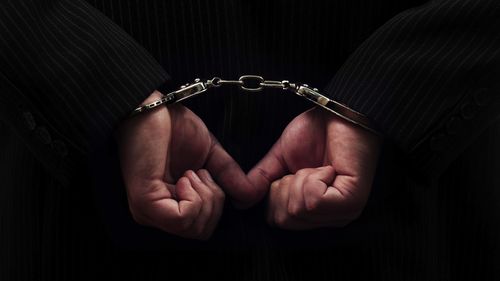 В Туве директора авиакомпании поймали на взятке в размере 240 тысяч рублей