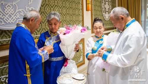 В Кызыле прошла презентация «Золотой книги юбиляров супружеской жизни»