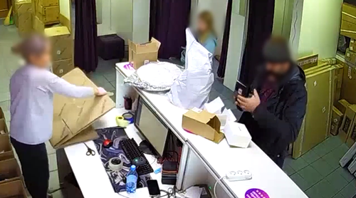 В Туве мужчина пытался заменить дорогие часы подделкой на популярном маркетплейсе и попал на видео