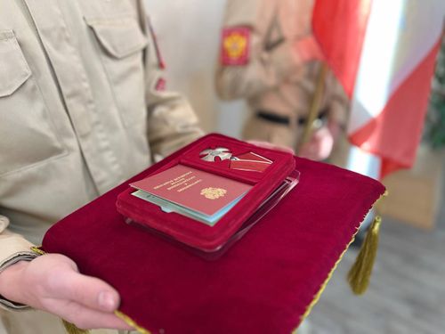 В Туве отцу погибшего офицера спецподразделения Росгвардии передали орден Мужества