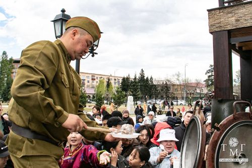 «Так питались герои»: жители Кызыла попробовали полевую пищу солдат Великой Отечественной войны