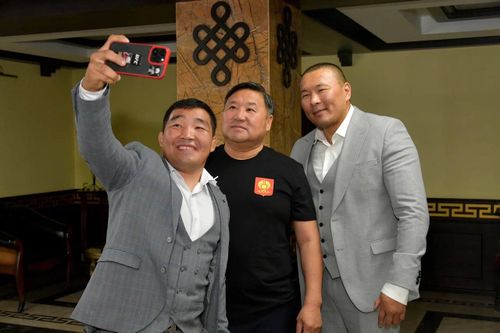 Глава Тувы Владислав Ховалыг встретился с бойцом ММА Тумером Ондаром