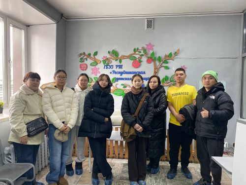 Волонтеры Тувы порадовали юного пациента республиканской детской больницы