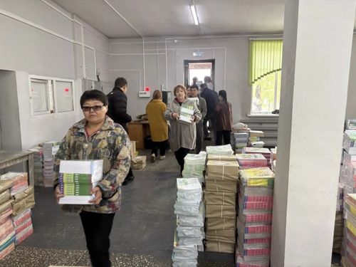 Школы Тувы получили более 58 тысяч новых учебников по обновленным требованиям ФГОС
