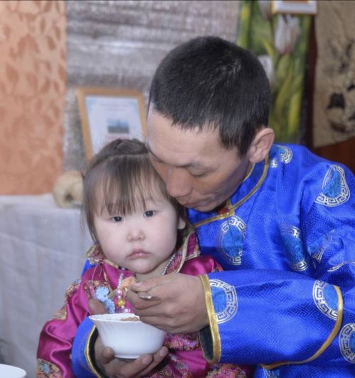 Глава Тувы поздравил с Днём отца