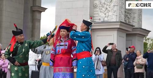 На выставке «Россия» поженились 12 пар из Сибири