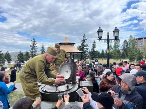 После парада Победы в Кызыле угощали солдатской кашей