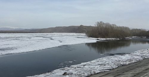 Тывада часкы үерни айыыл чок эртеринге белеткел ажылдары эгелээн