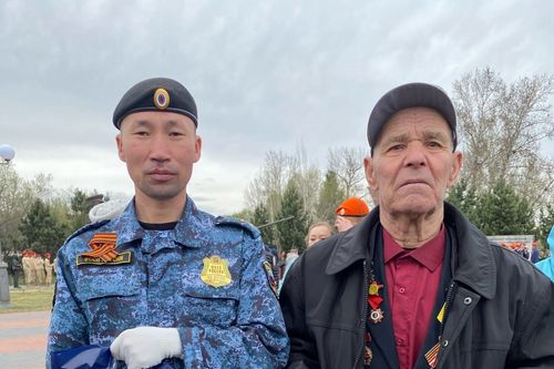 Судебные приставы Тувы возложили цветы к Вечному огню